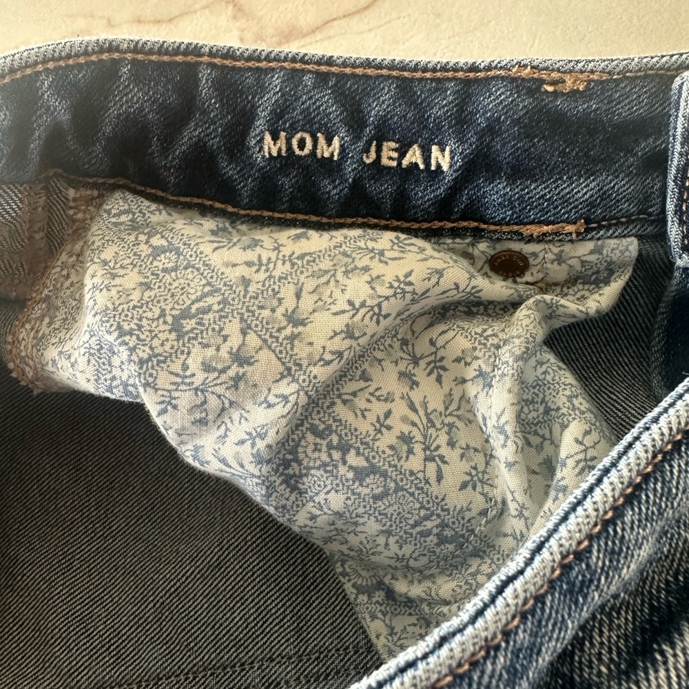 American Eagle Distressed Mom Jeans size 2 - Picture 8 of 14